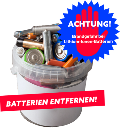 "Akkus & Batterien entfernen" geschrieben vor einem Eimer mit Batterien, mit einer Warnung: Achtung! Brandgefahr bei Lithium-Ionen-Akkus.